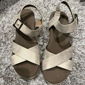 Boutique by Corkys Gold Wedges Size 9